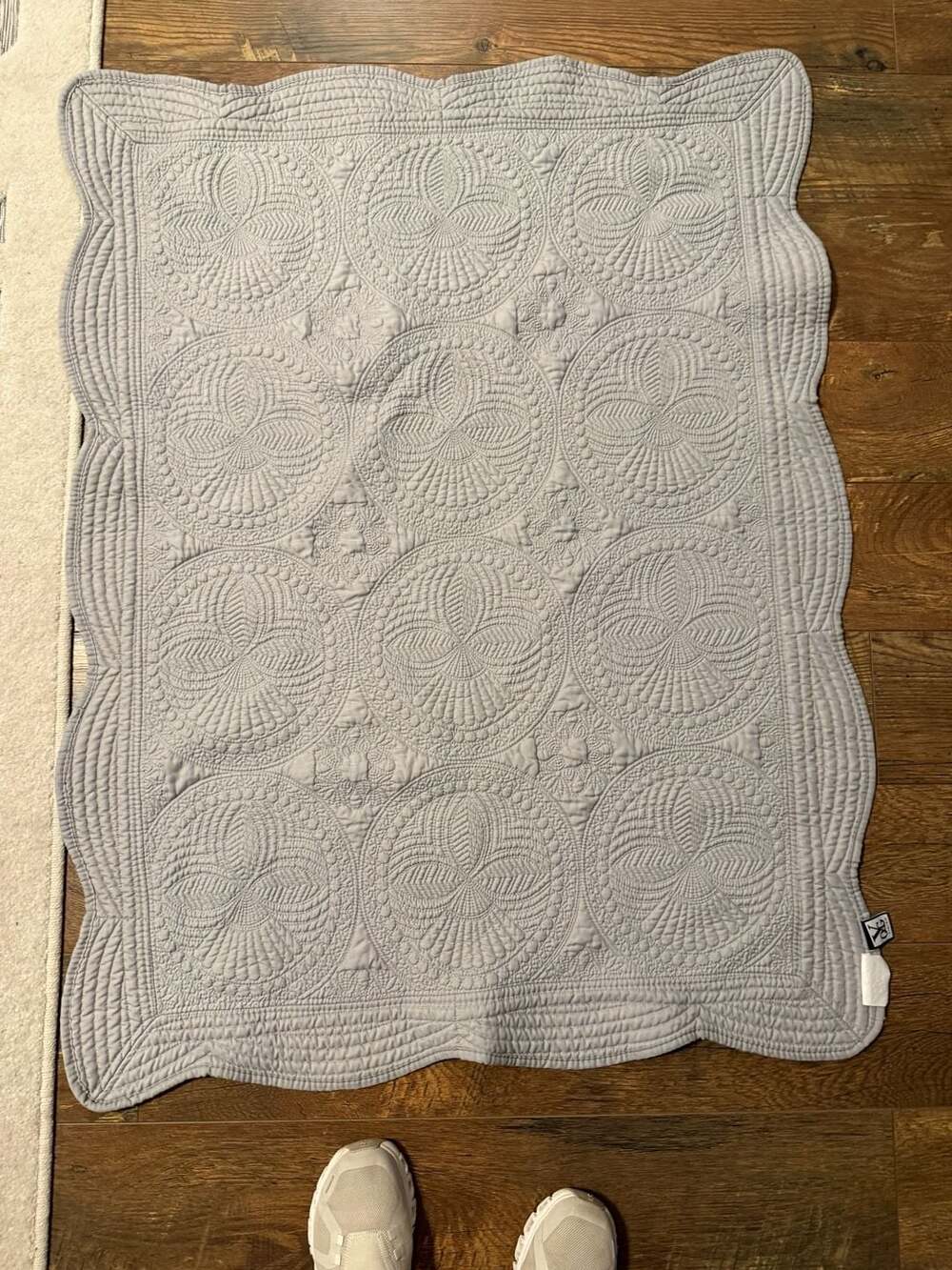 YIQIGO Heirloom Scalloped Cotton Baby Quilt Embossed Grey - Picture 2 of 4